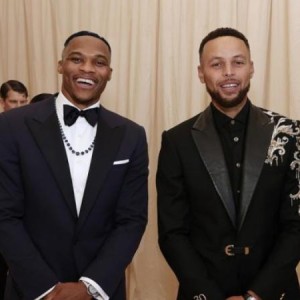 世界杯直播-库里发声支持韦少：为他骄傲 侮辱名字已经越界